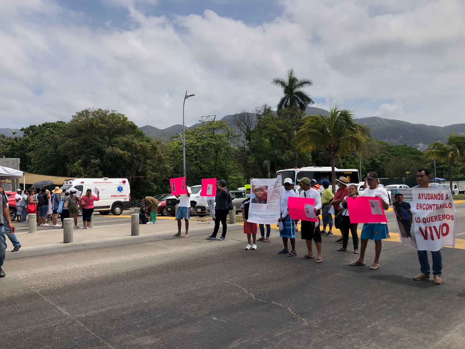 Bloquean la Costera de Acapulco; denuncian desaparición de un adolescente