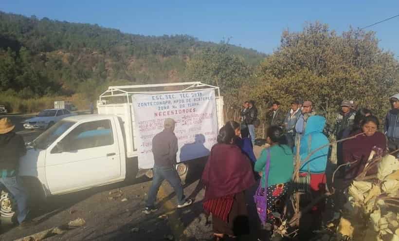 Bloquean carretera en Atlixtac; exigen maestros para secundaria en Acatepec