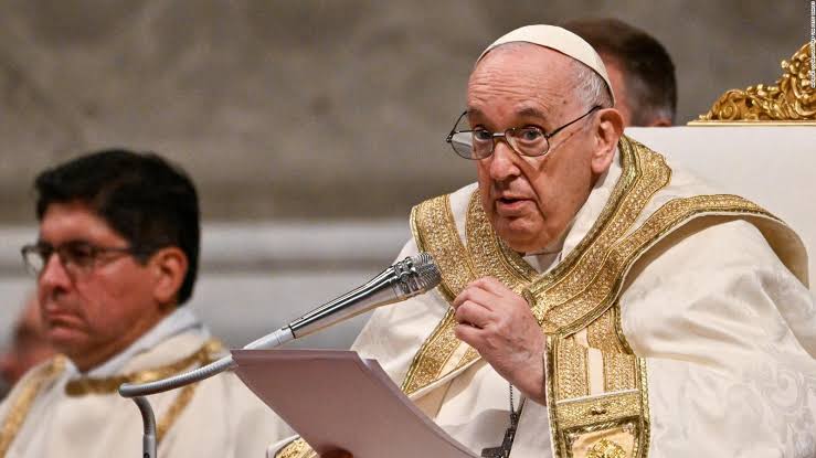 Papa Francisco defiende a Juan Pablo II sobre posibles abusos sexuales