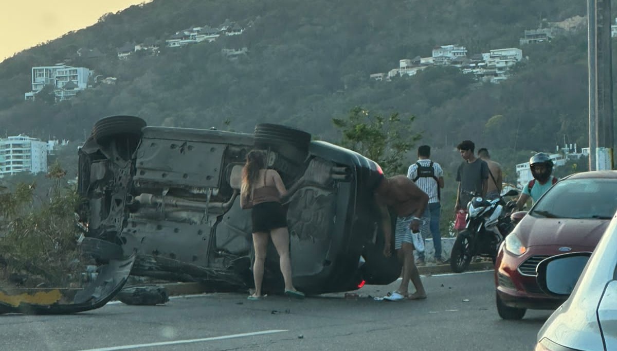 Vuelca auto tras choque en Escénica de Acapulco