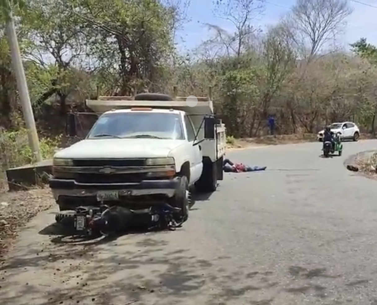 Accidente en Ometepec deja dos jóvenes lesionados, uno de gravedad
