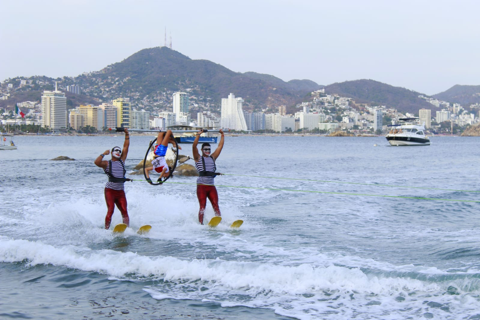 Realizan Show de Ski Acuático en Acapulco por Día del Niño