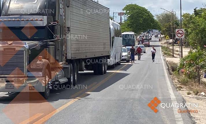 Bloqueo en Petatlán para exigir salida de la Fiscalía