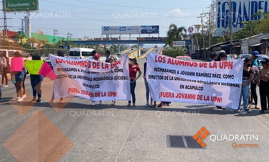 Bloquean alumnos de la UPN el bulevar Vicente Guerrero