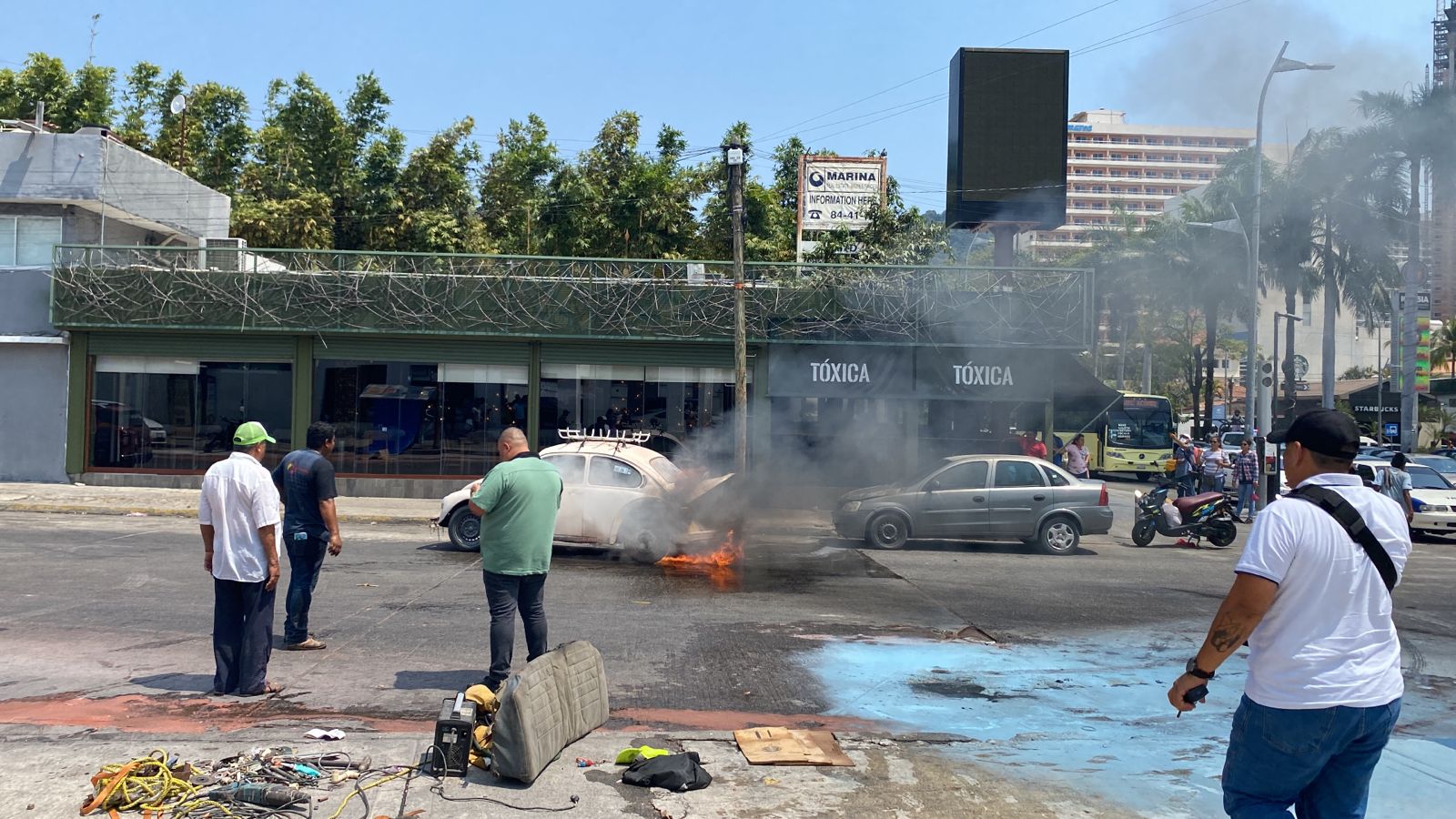 Se incendia auto en el Fraccionamiento Costa Azul