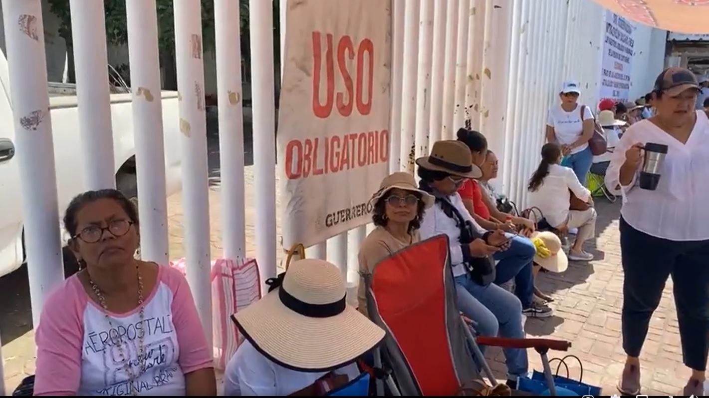 Protestan docentes jubilados en Zihuatanejo