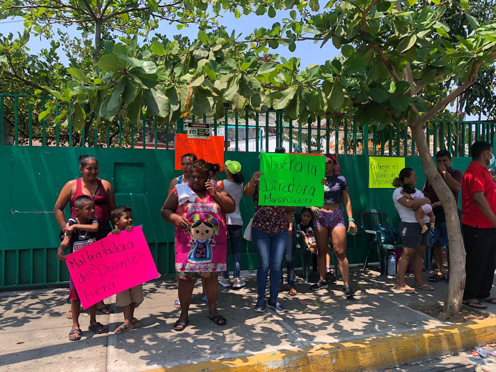 Protestan padres de familia en Acapulco; exigen destitución de directora de un jardín de niños