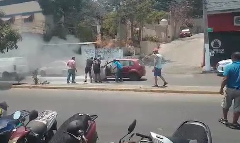 Se incendia vehículo en la Calzada Pie de la Cuesta