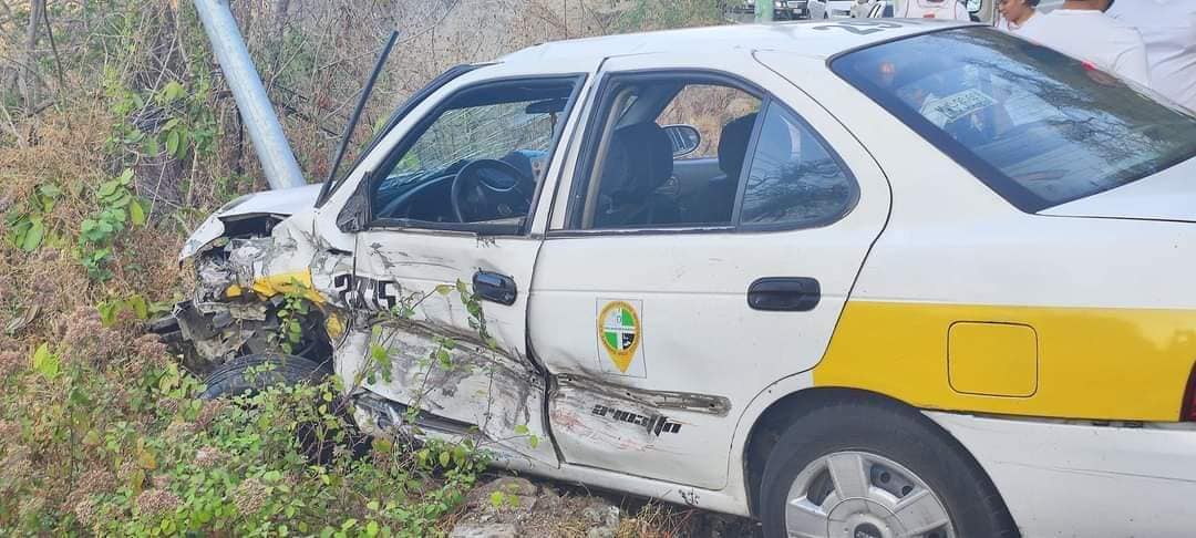 Chocan colectivos amarillos de frente en la Escénica de Acapulco