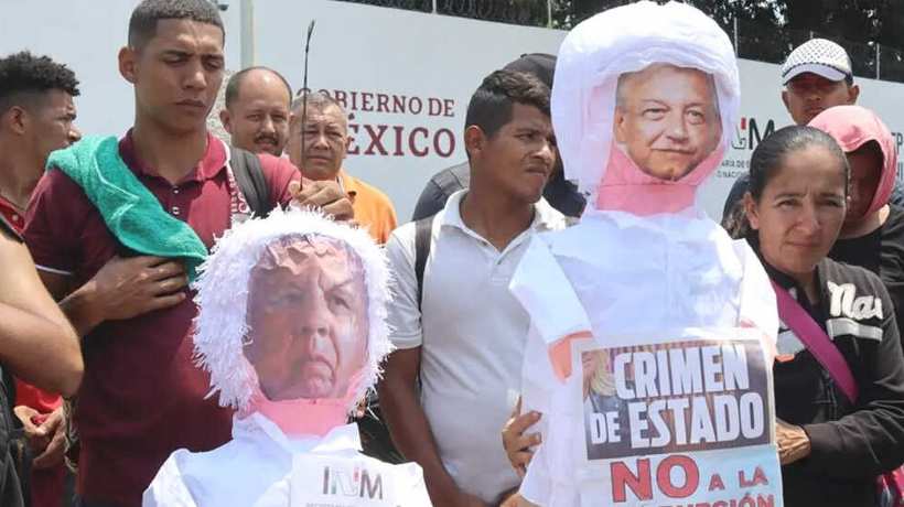 VIDEO: Migrantes queman piñata de AMLO en Chiapas