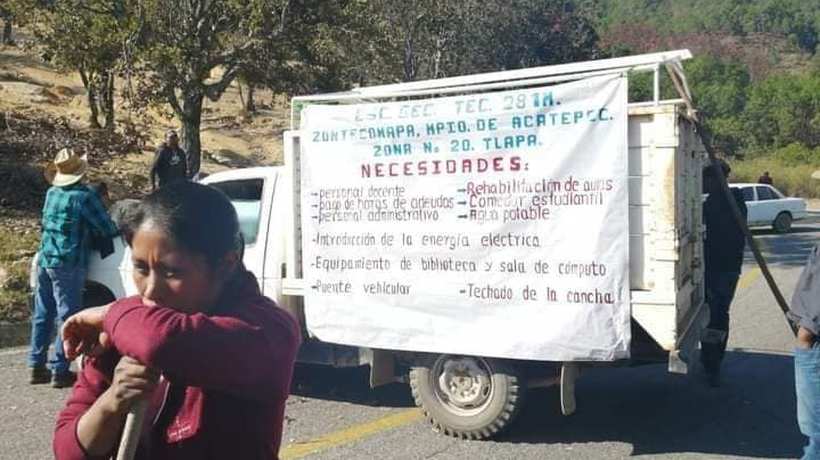Bloquean la carretera Tlapa-Chilpancingo para exigir maestros