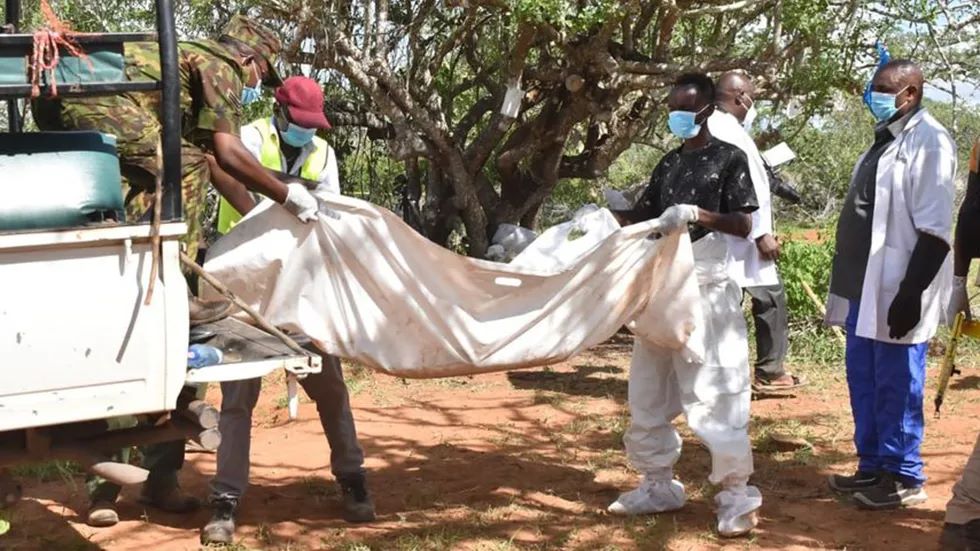 Encuentran 39 cuerpos sin vida en Kenia; presuntamente pertenecían a una secta