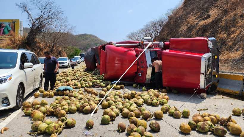 Vuelca camión con cocos sobre la autopista del Sol