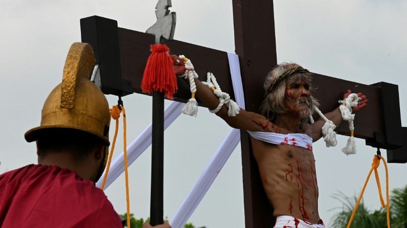 VIDEO: Celebran en Filipinas la Semana Santa con crucifixiones reales