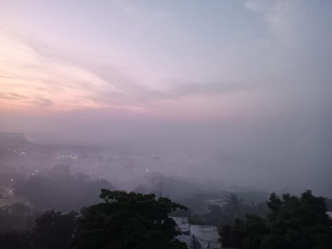 Cubierta de humo, amanece la zona Diamante de Acapulco