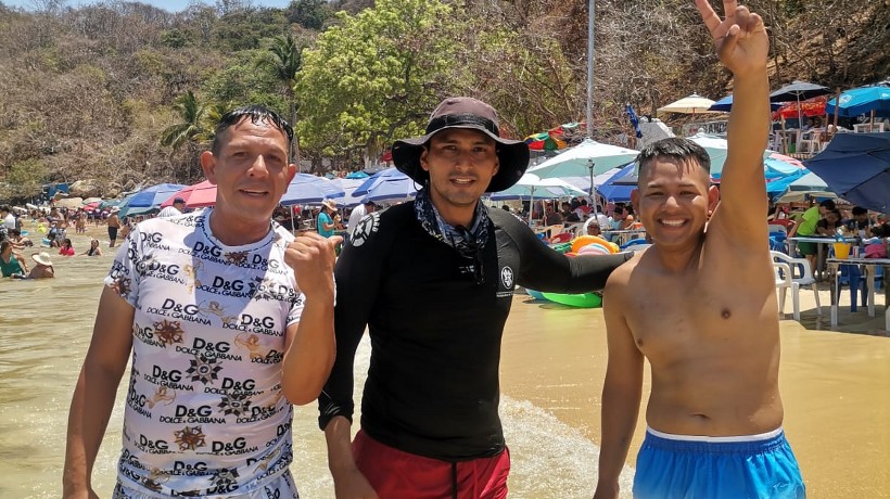 Rescatan a dos turistas de ahogarse en La Roqueta de Acapulco
