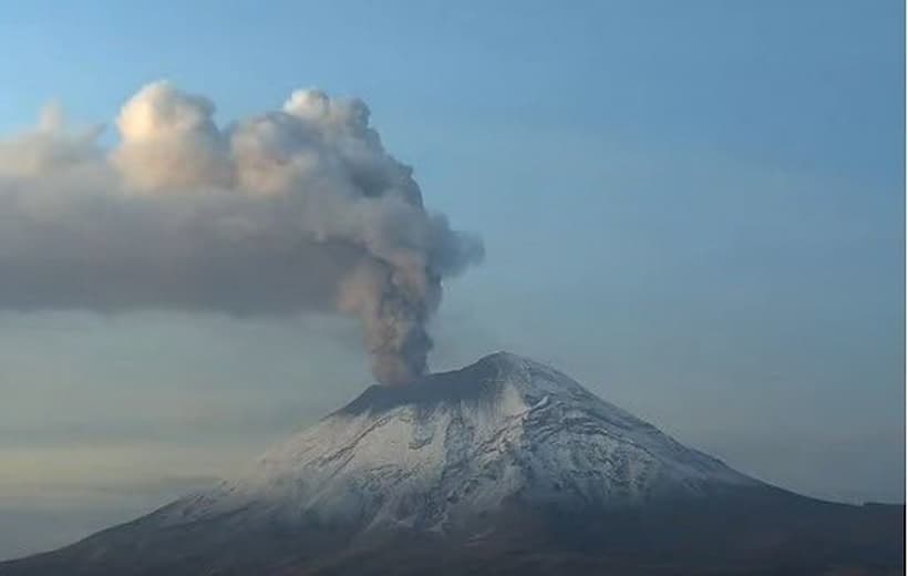Actividad en el Popocatépetl: Arroja volcán material incandescente