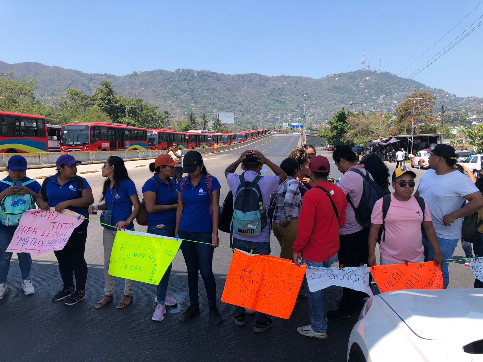 Bloquean bulevar Vicente Guerrero de Acapulco; son alumnos y maestros de la UPN