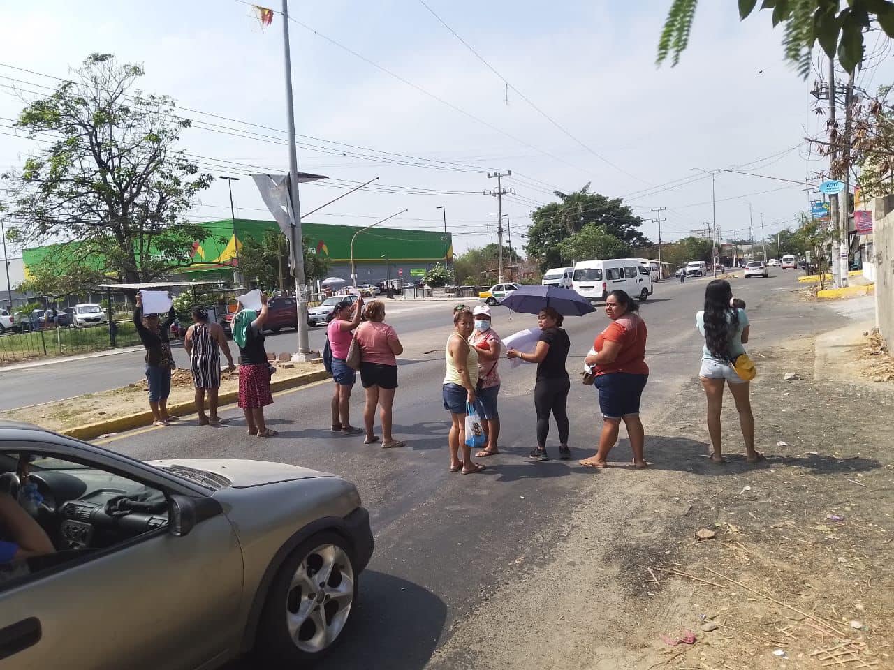 Con bloqueo en la carretera Cayaco-Puerto Marqués exigen acapulqueños agua potable