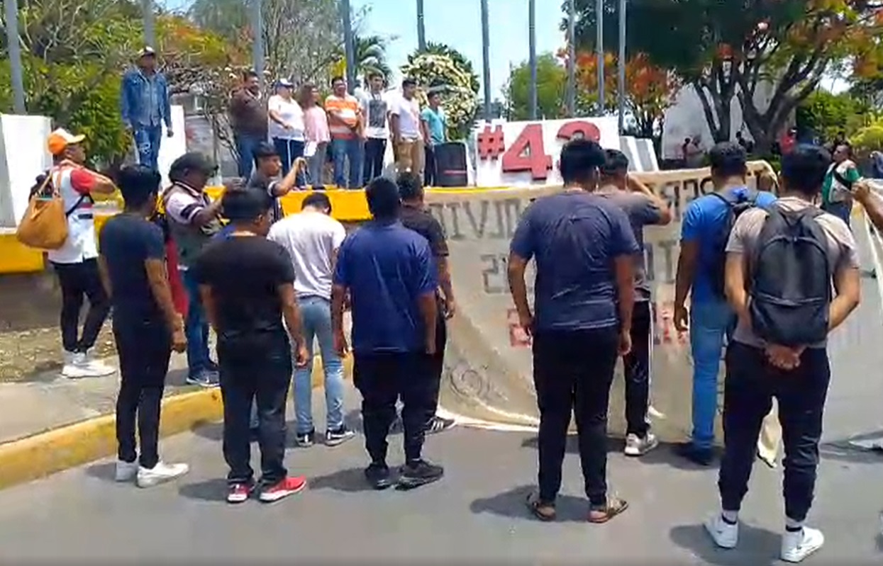 Bloquea normalistas en Chilpancingo; exigen justicia por los 43