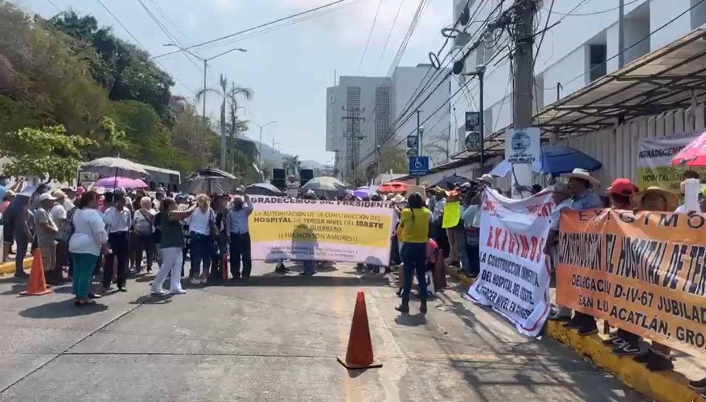 Bloquean derechohabientes del ISSSTE la avenida Ruiz Cortines de Acapulco