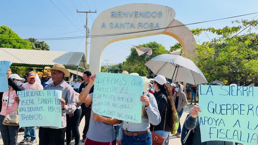 Bloqueo en Tecpan: Muestran su apoyo a la FGE