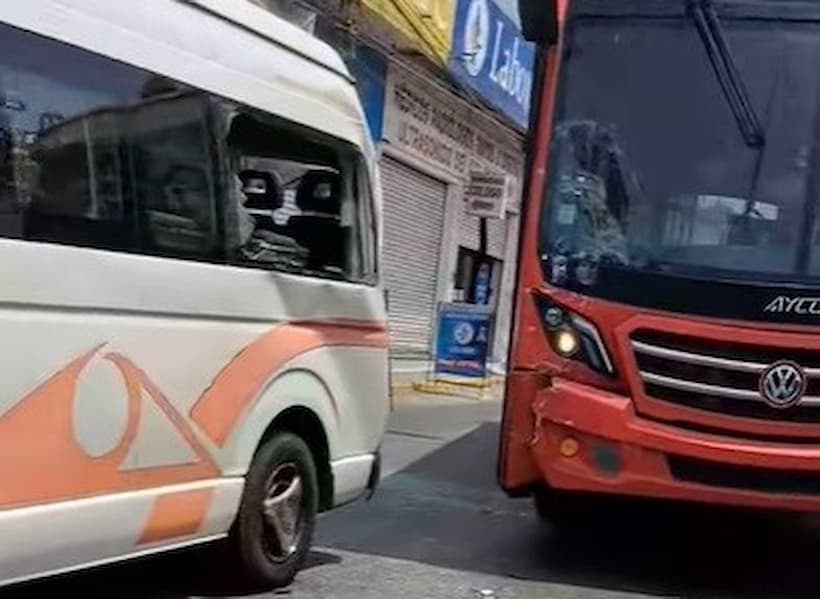 Choca Acabús contra una Urvan en la carretera Cayaco-Puerto Marqués