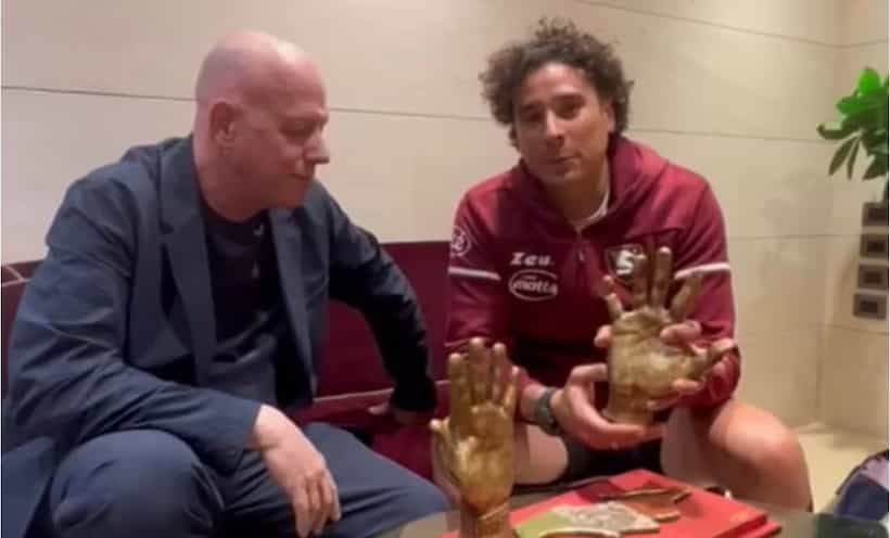 Crean escultura de las manos de Memo Ochoa en Italia