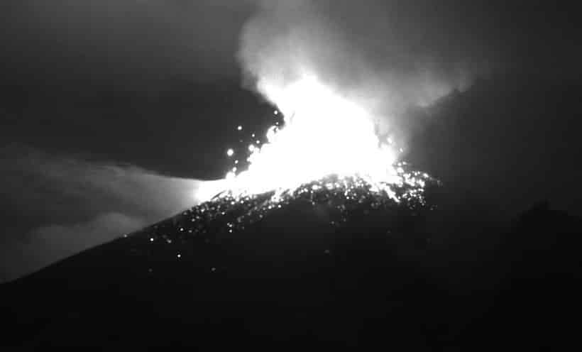 Actividad en el volcán: Así se vio el estallido del  Popocatéptl