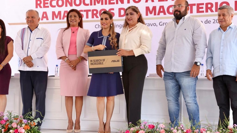 La gobernadora Evelyn Salgado Pineda entregó mil equipos de cómputo portátiles a docentes del magisterio estatal agremiados al SUSPEG