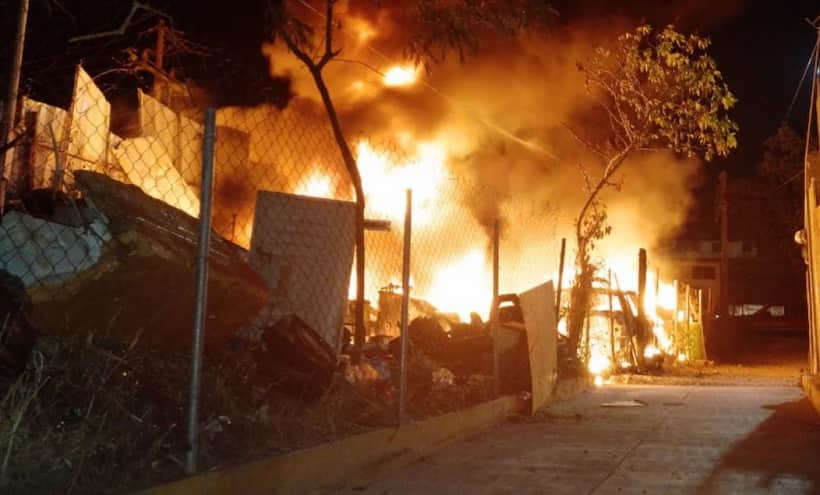 Fuego consume bodega de reciclaje en Chilpancingo