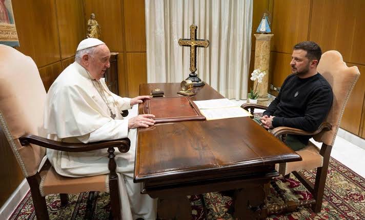 Zelensky pide al Papa condenar crímenes de Putin en reunión en el Vaticano