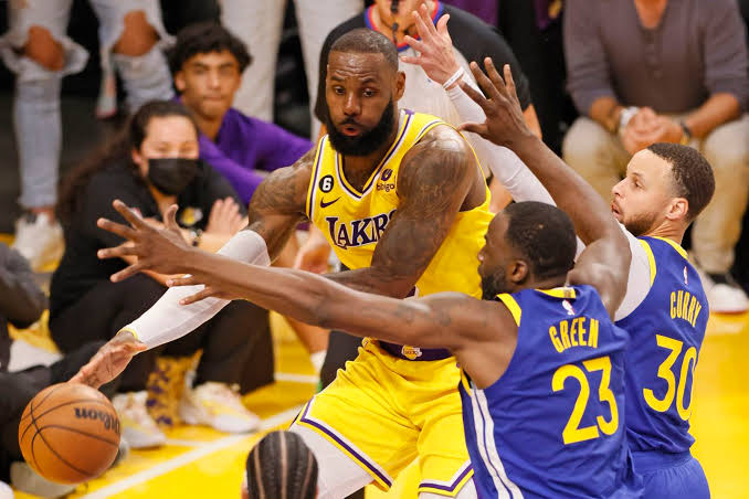 ¡Los Lakers avanzan! Eliminan a los Warriors en la Conferencia Oeste de la NBA.