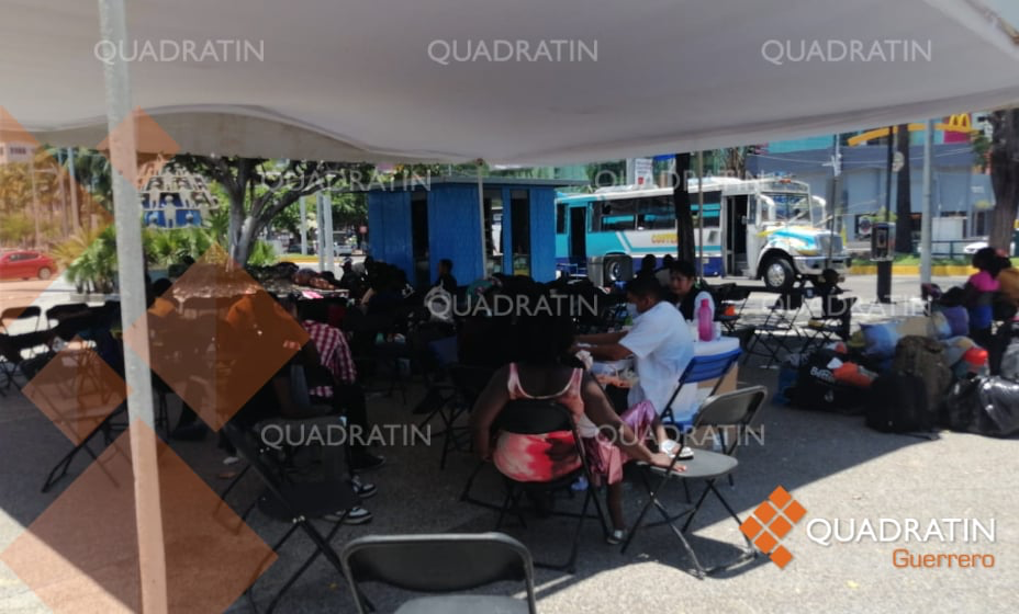 Grupo de migrantes llega a Acapulco en busca de tarjetas humanitarias