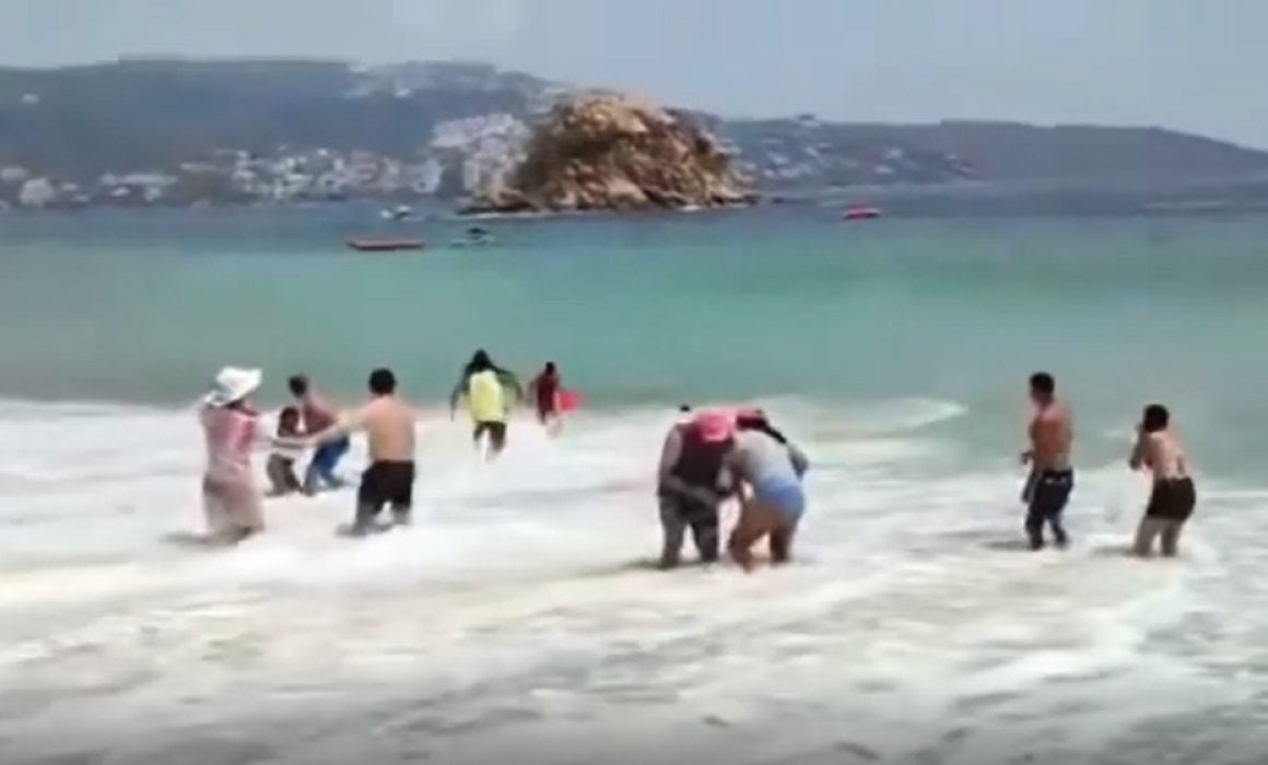 Turista de la CMDX es arrastrada por alto oleaje en Acapulco