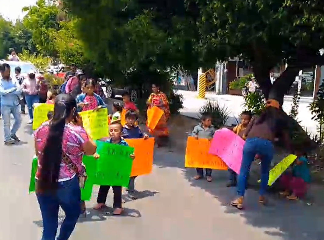 Marchan niños de La Montaña en Chilpancingo; piden maestros