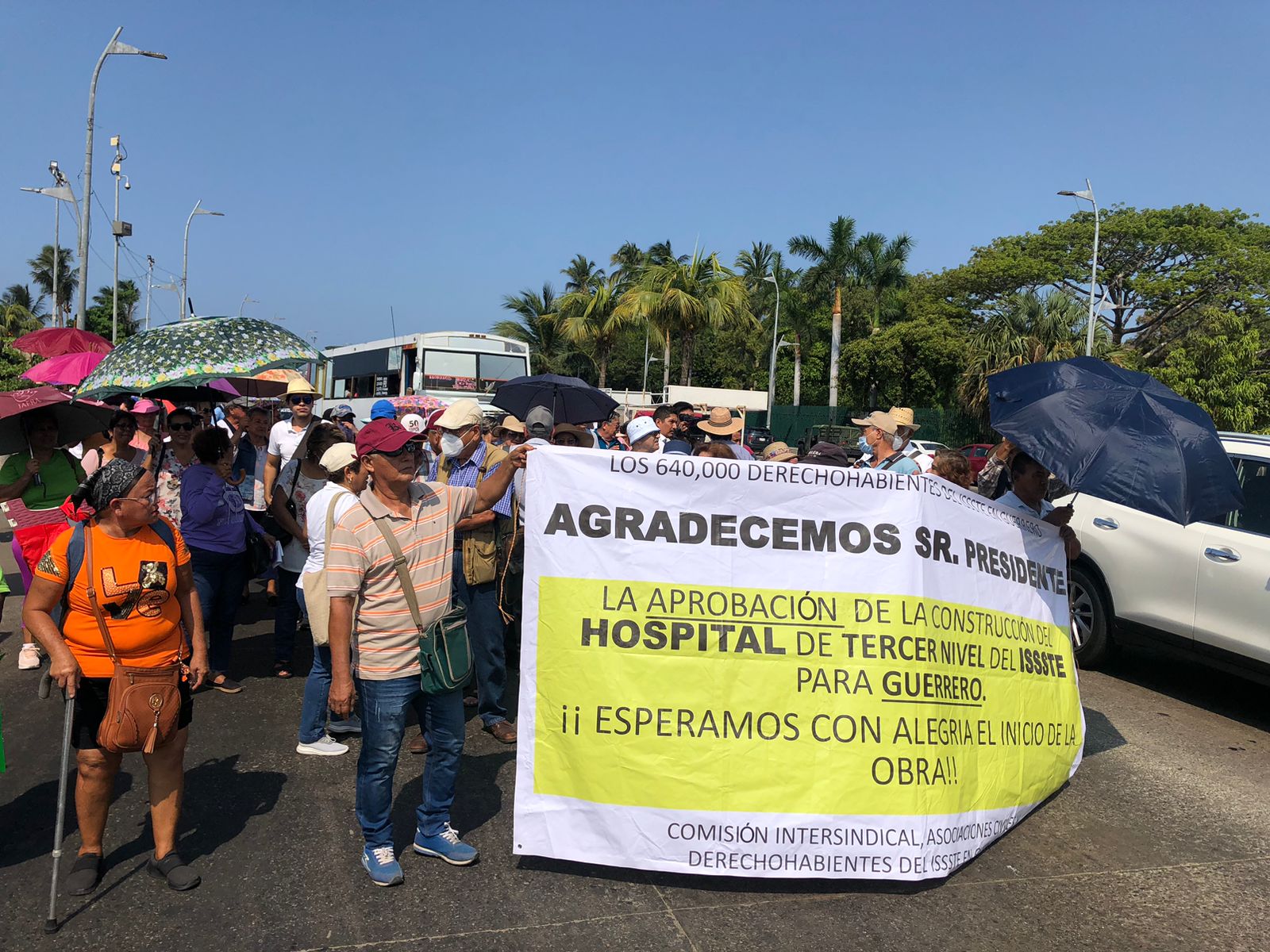 Marchan derechohabientes del ISSSTE en la Costera de Acapulco