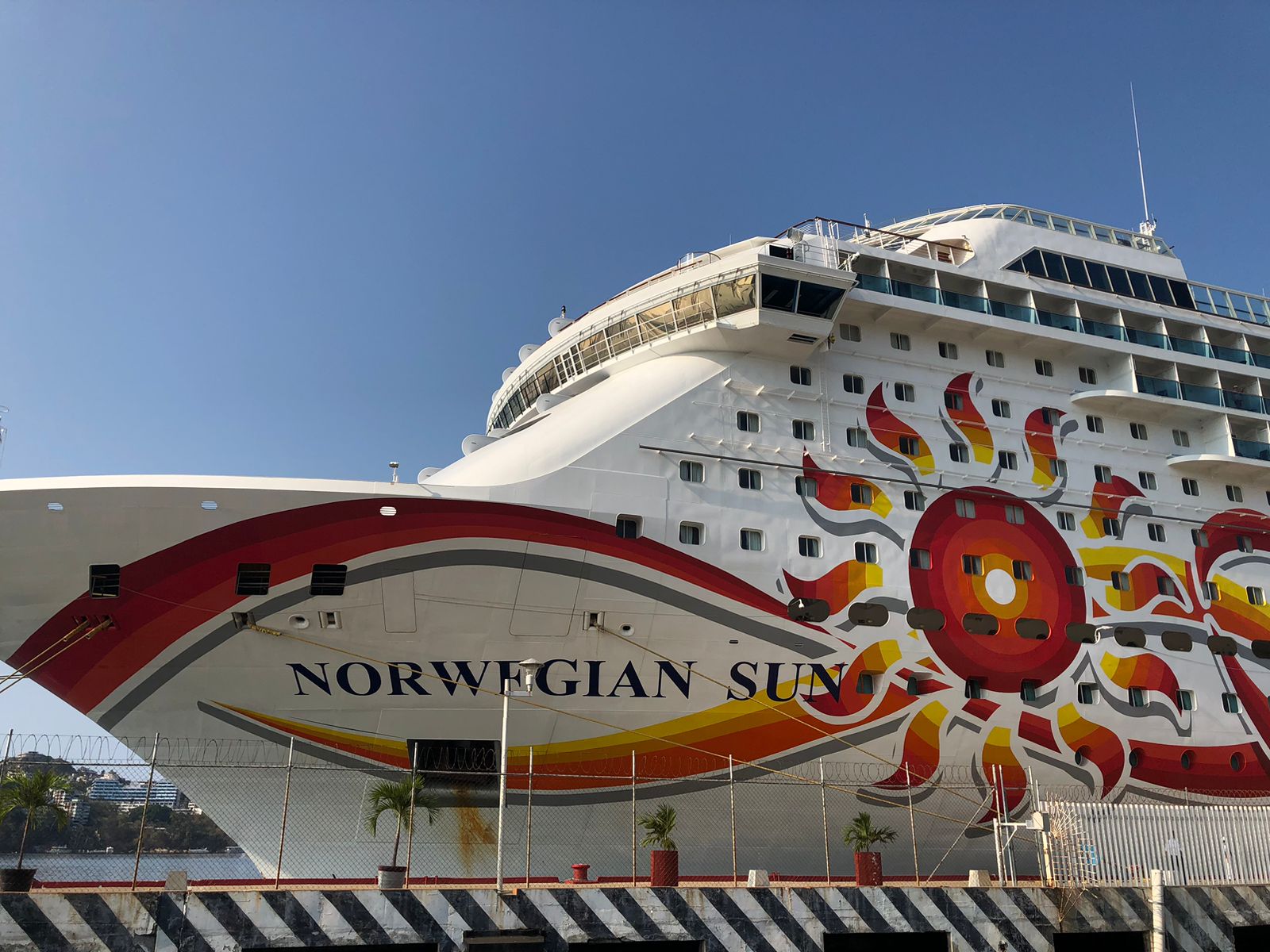 Atraca en Acapulco el último crucero de la temporada, el Norwegian Sun