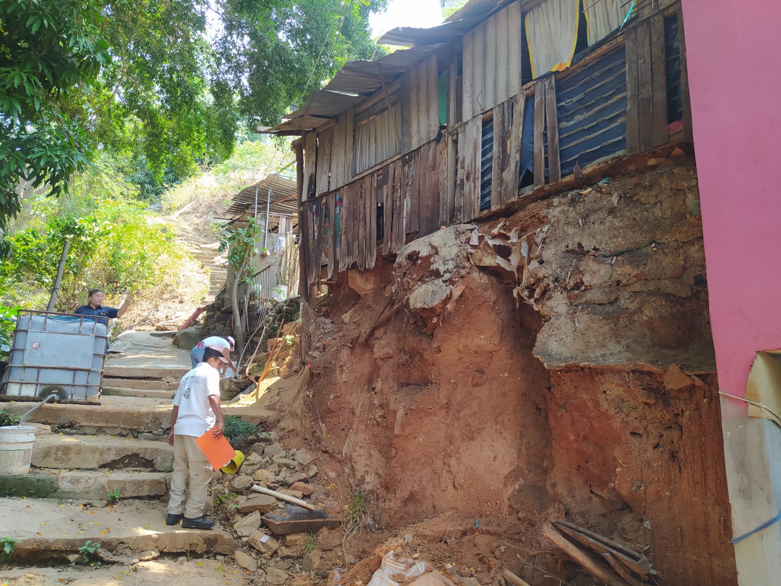 Notifica PC a más de 2 mil familias que viven en zonas de alto riesgo en Acapulco