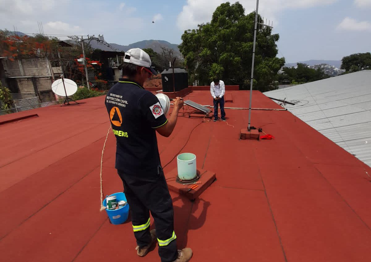 Da PC Guerrero mantenimiento a pluviómetros en Acapulco
