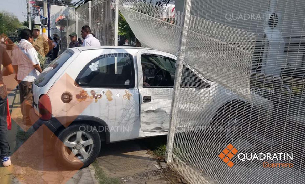 Auto se estrella contra oficinas del IGIFE en Chilpancingo