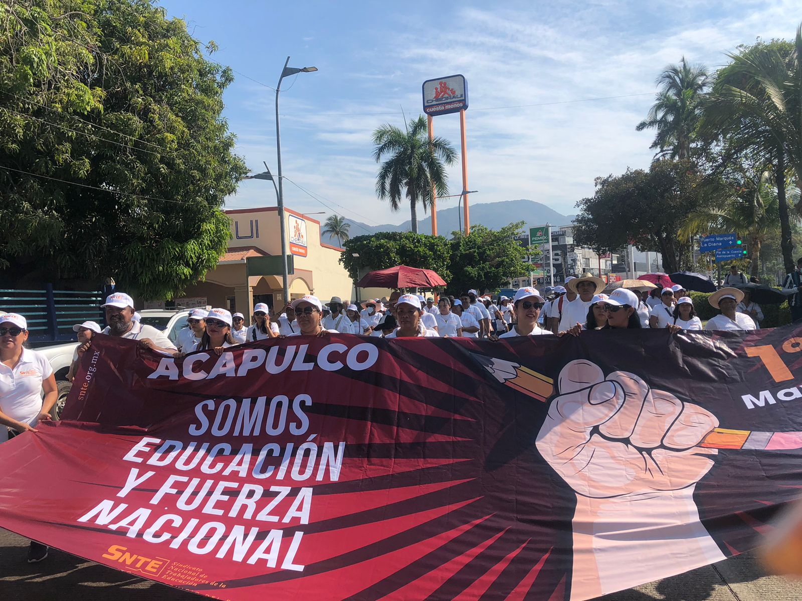 Marcha SNTE en Acapulco; piden respetar derechos laborales