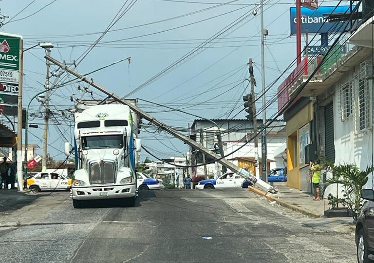 Tira tráiler dos postes de energía eléctrica en la colonia Progreso de Acapulco