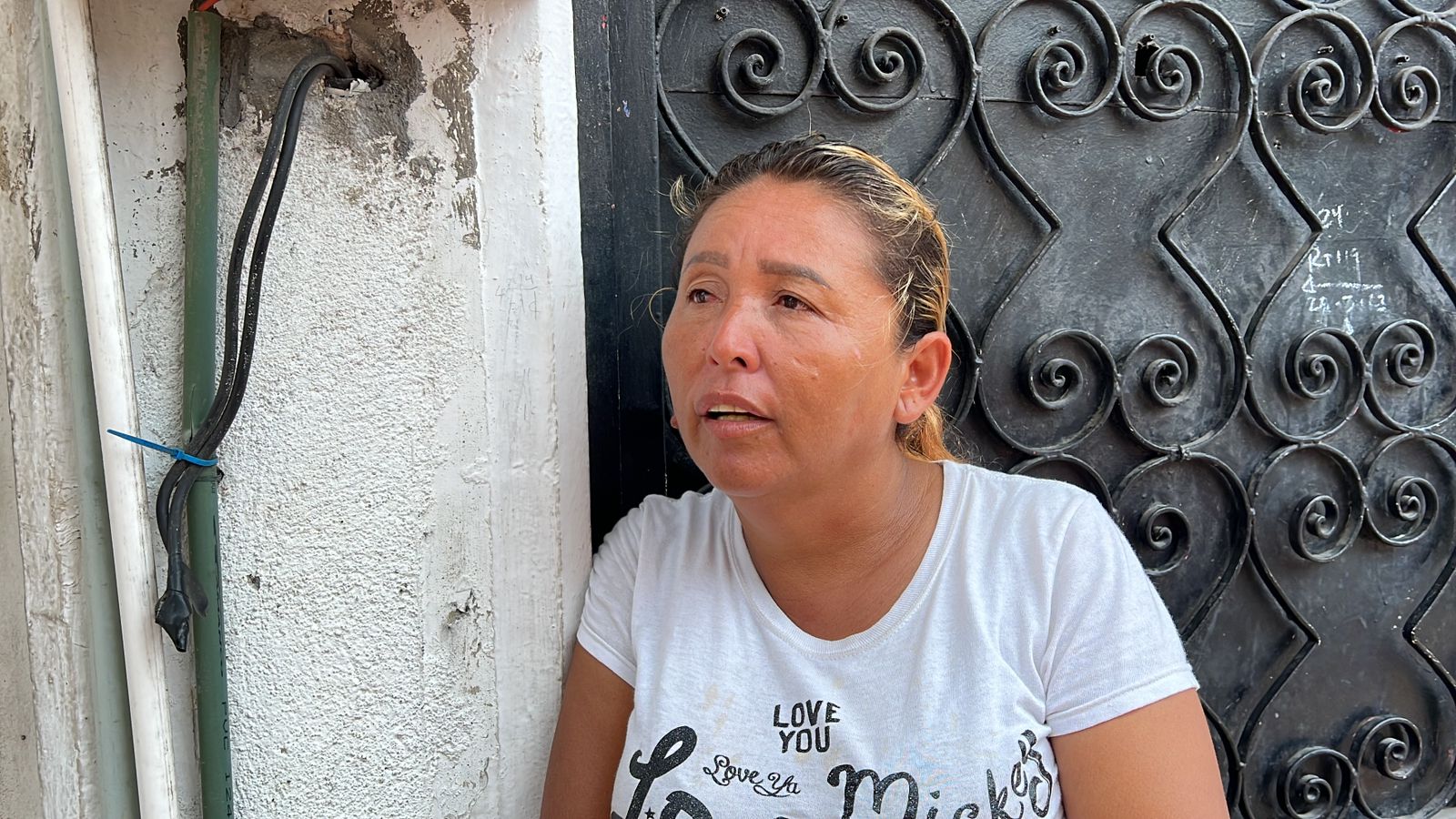 Una gran mamá: Saca adelante a sus 3 hijos cuidando coches en Acapulco