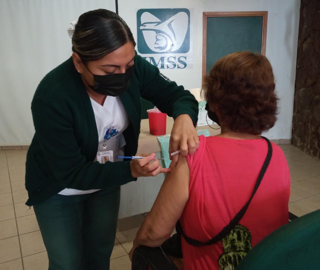 Llama IMSS Guerrero a adultos a vacunarse contra el COVID-19