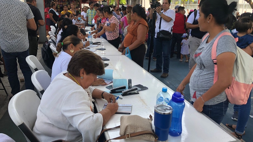 La alcaldesa Abelina López Rodríguez encabezó, junto con miembros del Cabildo, la entrega de apoyos económicos dirigidos a madres solteras