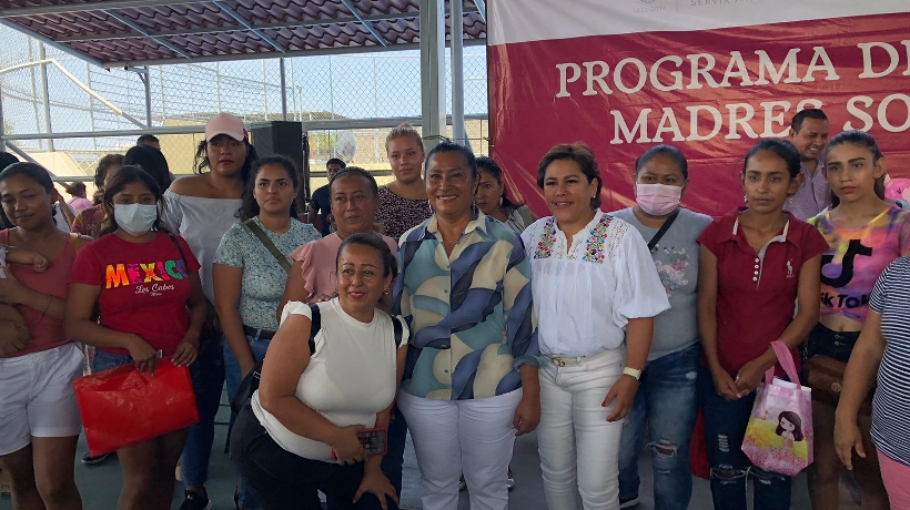 Entrega Abelina López apoyos económicos a mil 333 madres solteras