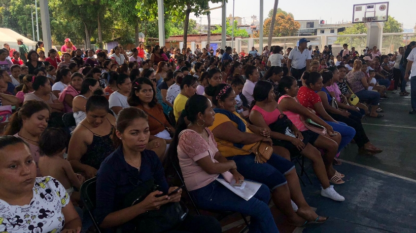 La alcaldesa Abelina López Rodríguez encabezó, junto con miembros del Cabildo, la entrega de apoyos económicos dirigidos a madres solteras