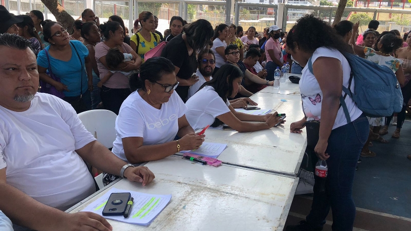 La alcaldesa Abelina López Rodríguez encabezó, junto con miembros del Cabildo, la entrega de apoyos económicos dirigidos a madres solteras