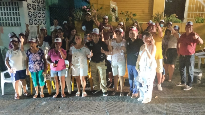 El diputado local, Joaquín "Jacko" Badillo Escamilla, se reunió la noche del viernes con habitantes del Barrio del Comino de Acapulco